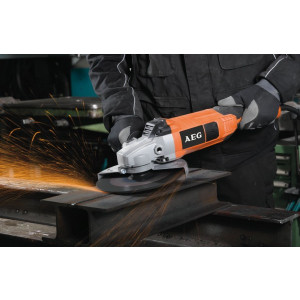 Угловая шлифмашина AEG Powertools WS 22-230 E 4935431720 шлифует металл