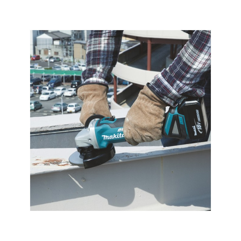 Угловая шлифмашина Makita DGA 506 Z (без АКБ) на стройплощадке