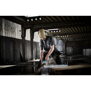 Угловая шлифмашина Makita DGA 506 Z (без АКБ) в процессе выполнения работ