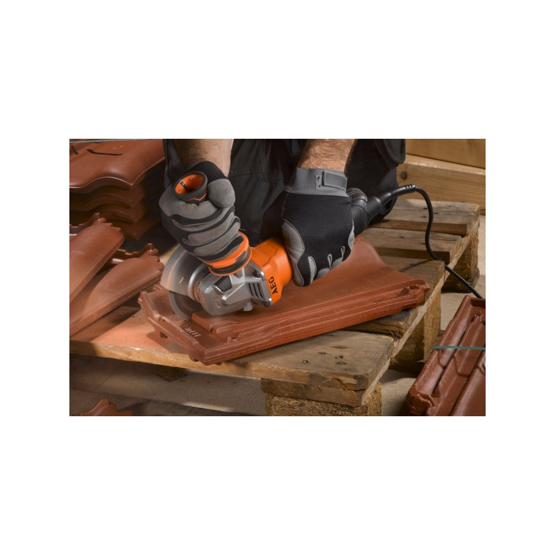 Угловая шлифмашина AEG Powertools WS13-125SXEK 4935451310 режет металл