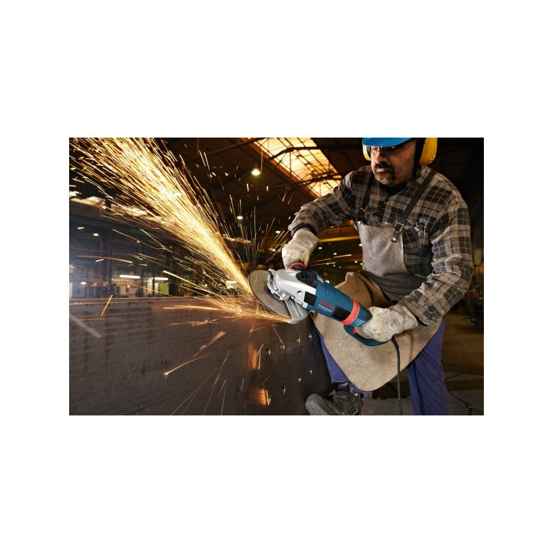 Угловая шлифмашина Bosch GWS 26-230 LVI 0.601.895.F04 в процессе выполнения работ