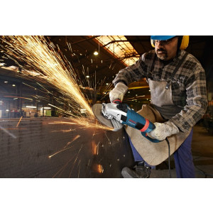 Угловая шлифмашина Bosch GWS 26-230 LVI 0.601.895.F04 в процессе выполнения работ