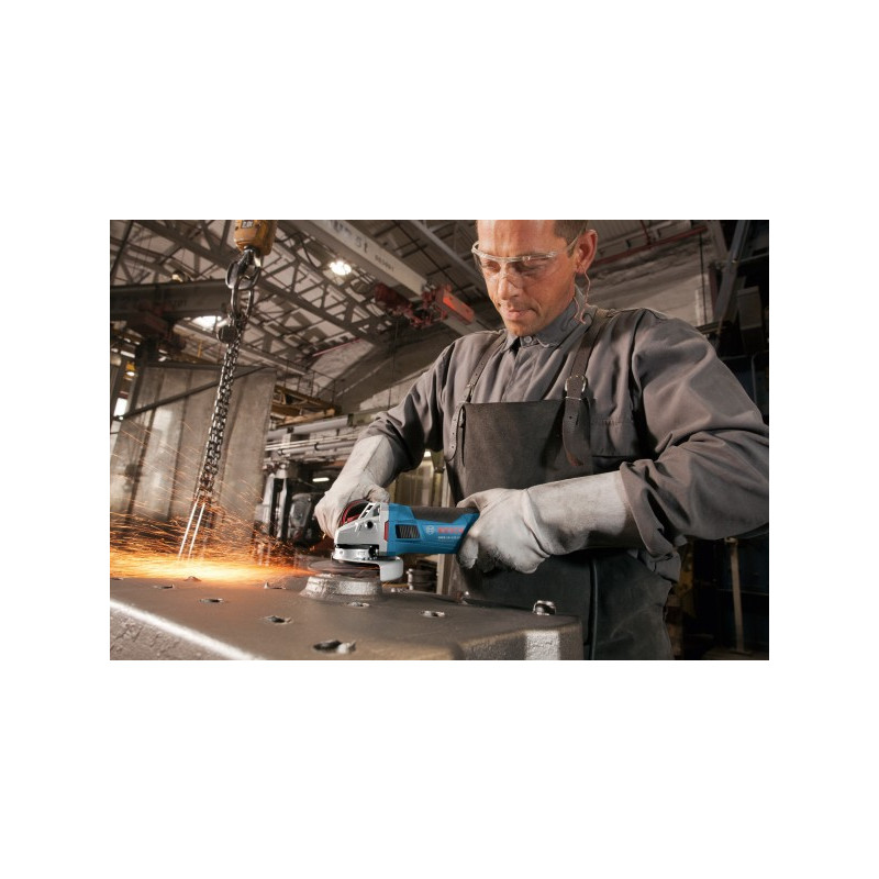 Угловая шлифмашина Bosch GWS 17-125 CIE 0.601.79H.002 в процессе выполнения работ