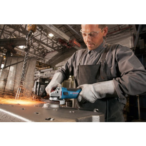 Угловая шлифмашина Bosch GWS 17-125 CIE 0.601.79H.002 в процессе выполнения работ