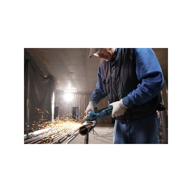 Угловая шлифмашина Bosch GWS 19-125 CIE 0.601.79P.002 в процессе работы