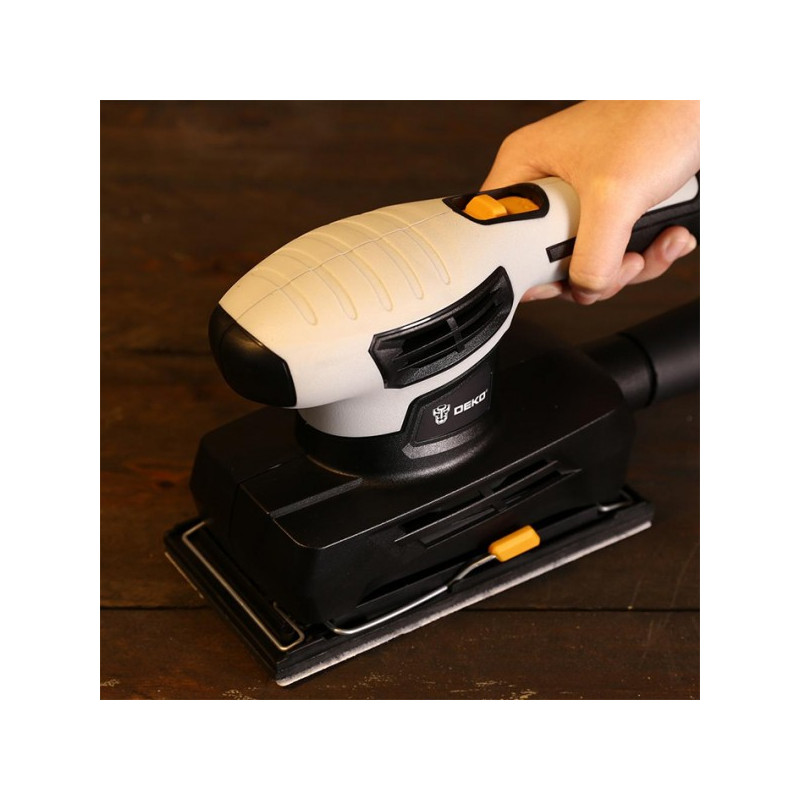 Вибрационная шлифмашина DEKO DKS300 063-4198 в процессе работы