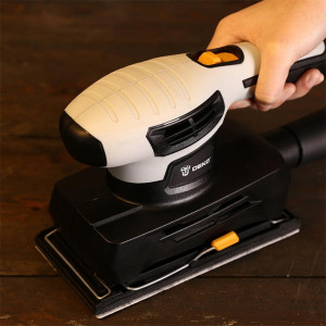 Вибрационная шлифмашина DEKO DKS300 063-4198 в процессе работы