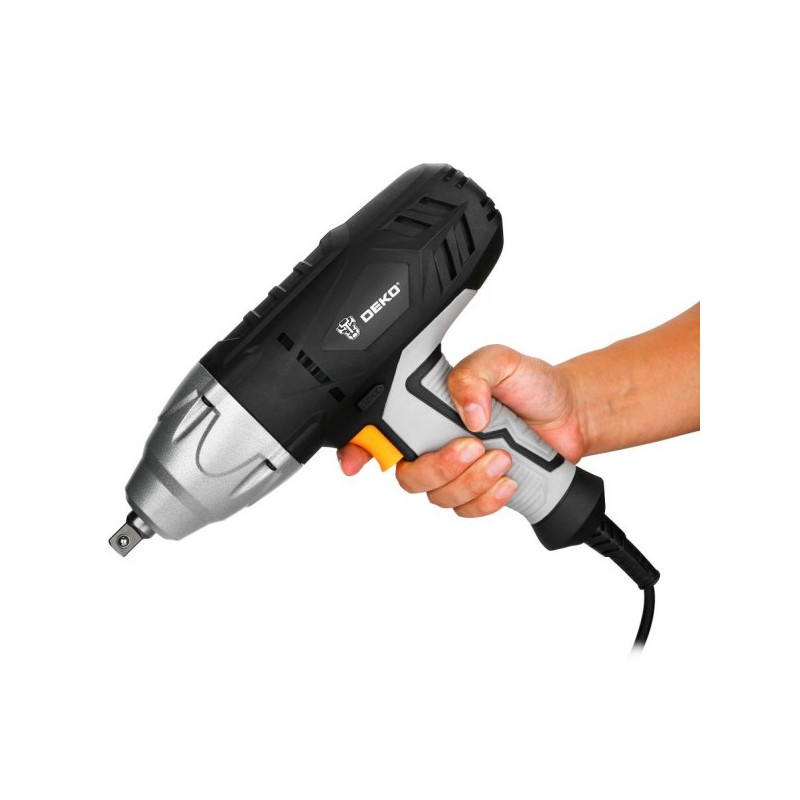 Гайковерт Deko DKIW950 063-4185 в руке