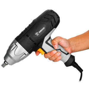 Гайковерт Deko DKIW950 063-4185 в руке