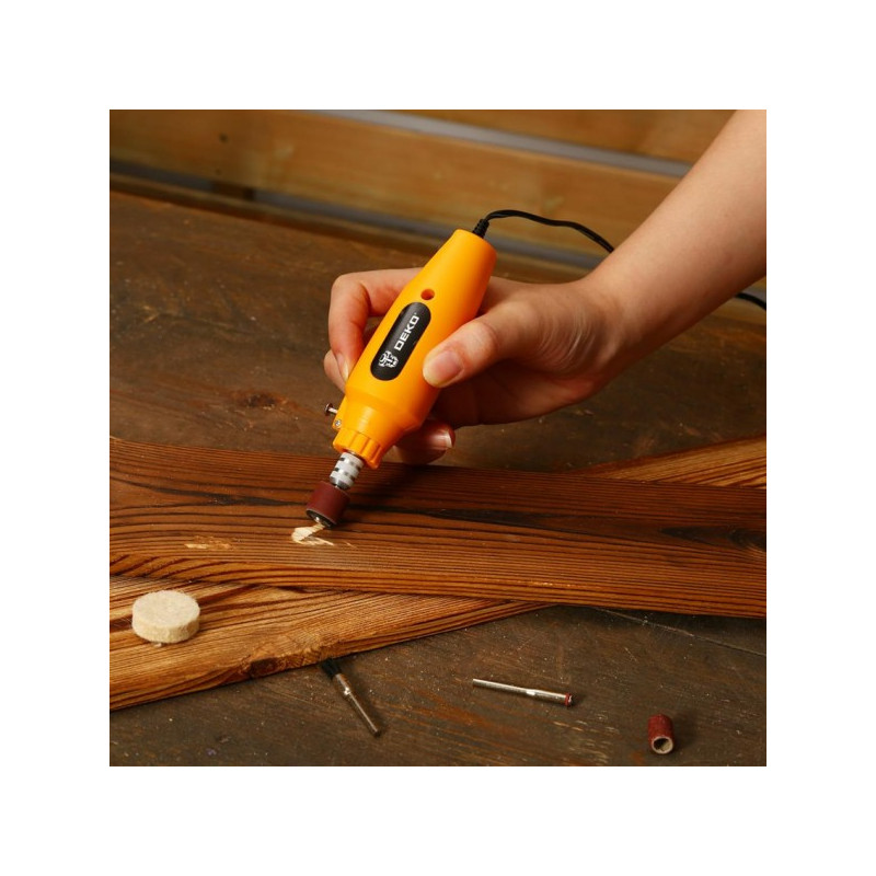 Гравер Deko DKRT150 Set 150 063-1417 в процессе работы