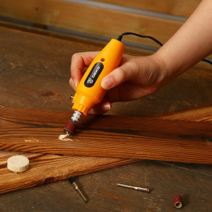 Гравер Deko DKRT150 Set 150 063-1417 в процессе работы