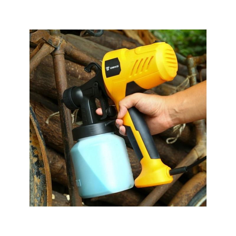 Краскопульт электрический Deko DKSG500 063-4292 в процессе работы