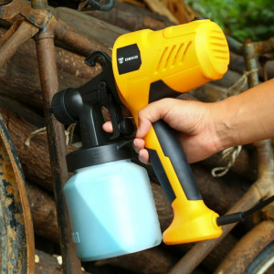 Краскопульт электрический Deko DKSG500 063-4292 в процессе работы