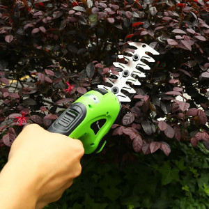 Ножницы-кусторез Deko DKGS3.6 в процессе работы