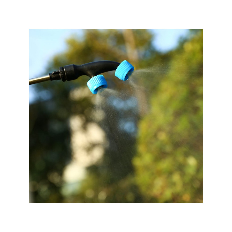 Аккумуляторный опрыскиватель Deko DKSP10 065-0942 в процессе работы