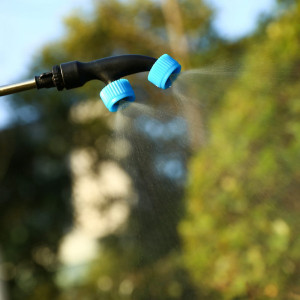 Аккумуляторный опрыскиватель Deko DKSP10 065-0942 в процессе работы