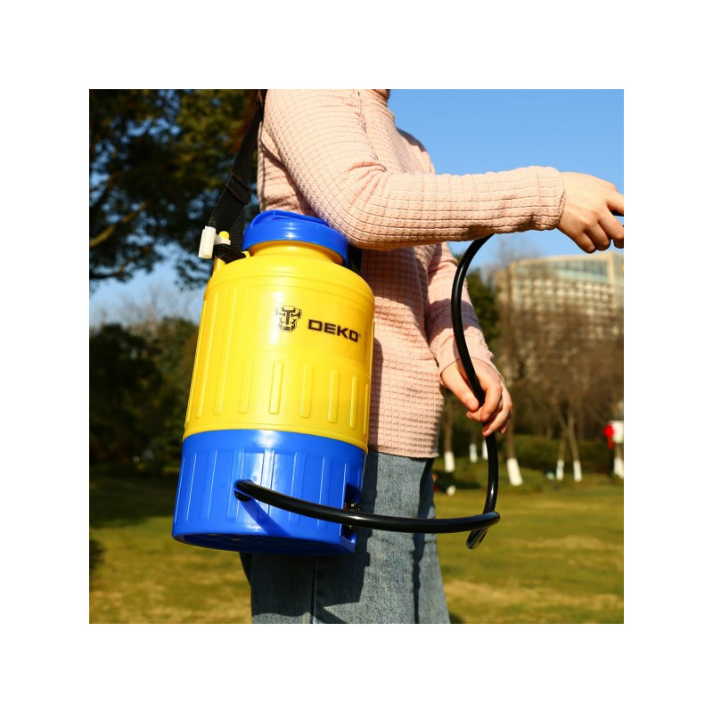 Аккумуляторный опрыскиватель Deko DKSP09 065-0941 в процессе работы
