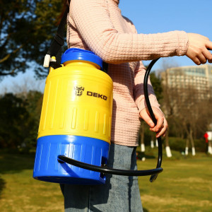 Аккумуляторный опрыскиватель Deko DKSP09 065-0941 в процессе работы