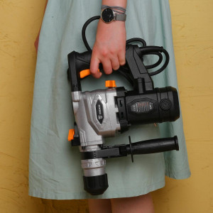 Перфоратор Deko DKH1000W 063-4160 в руке