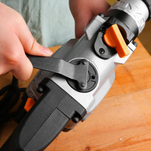 Перфоратор Deko DKH1000W 063-4160 вблизи