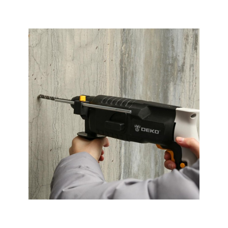 Перфоратор Deko DKH850W Set 3 063-4116 в процессе работы