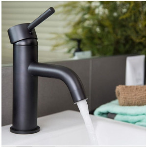 Смеситель Rea Lungo Rea-B4102 черный в интерьере