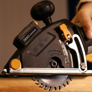 Циркулярная пила Deko DKCS1000 063-4201 в процессе работы