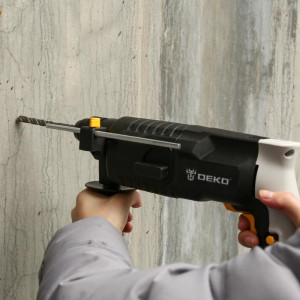 Перфоратор Deko DKH850W Set 5 063-4111 в процессе работы
