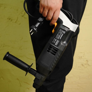 Перфоратор Deko DKH950W Set 5 063-4122 в руке