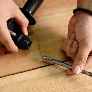 Перфоратор Deko DKH950W Set 5 063-4122 вставка сверла в патрон