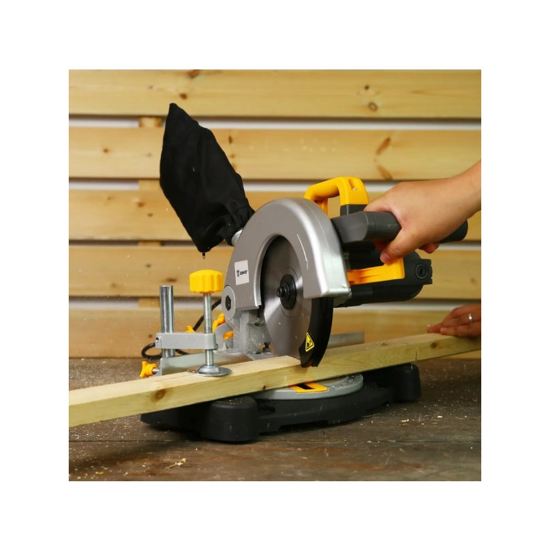 Торцовочная пила Deko DKMS1200-190 063-4215 в процессе работы