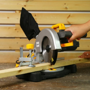 Торцовочная пила Deko DKMS1200-190 063-4215 в процессе работы