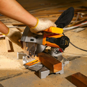 Торцовочная пила Deko DKMS1400-210 063-4216 в процессе работы