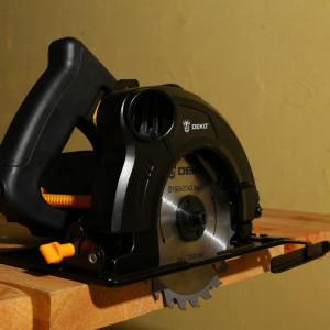 Циркулярная пила Deko DKCS1500-160 063-4190 вид сбоку