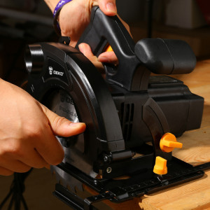 Циркулярная пила Deko DKCS1500-160 063-4190 в процессе работы