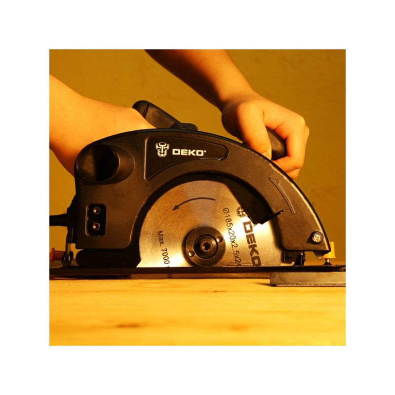 Циркулярная пила Deko DKCS1800 063-4191 в процессе работы
