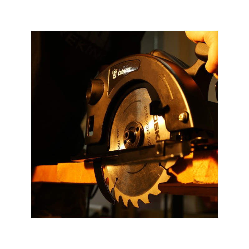 Циркулярная пила Deko DKCS1800 063-4191 распил древесины