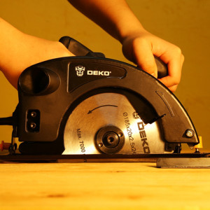 Циркулярная пила Deko DKCS1800 063-4191 в процессе работы