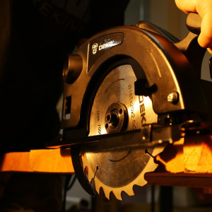 Циркулярная пила Deko DKCS1800 063-4191 распил древесины