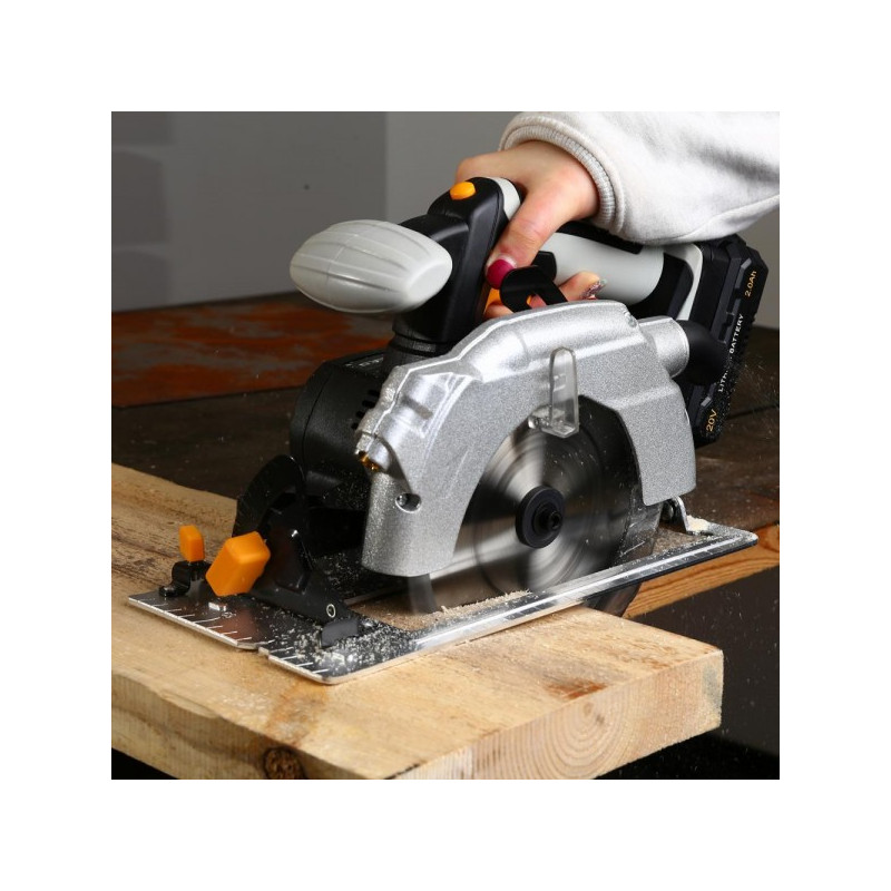 Циркулярная пила Deko DEKO DKCS20 Laser 063-4205 в процессе работы