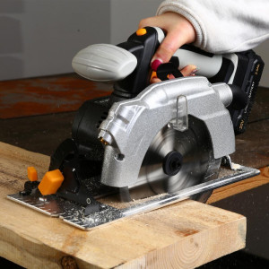 Циркулярная пила Deko DEKO DKCS20 Laser 063-4205 в процессе работы