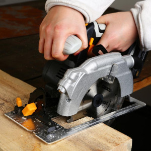 Циркулярная пила Deko DEKO DKCS20 Laser 063-4205 распил древесины