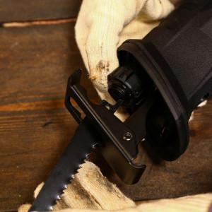 Сабельная пила Deko DKRS1000 063-4194 вблизи