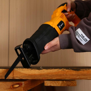 Сабельная пила Deko DKRS1000 063-4194 в процессе работы