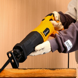 Сабельная пила Deko DKRS1200 063-4195 в процессе работы