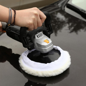 Полировальная машина Deko DKP1500 063-4184 в процессе работы