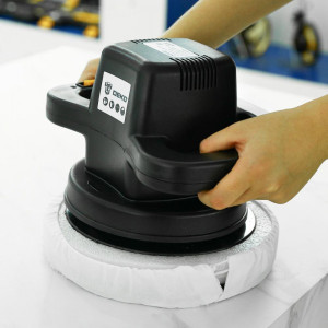 Полировальная машина Deko DKP200 063-4208 в процессе использования