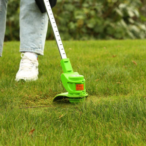 Триммер аккумуляторный Deko DKTR12 063-4238 в процессе работы