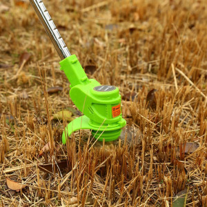 Триммер аккумуляторный Deko DKTR21 063-4231 в процессе работы