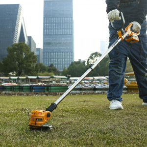 Триммер аккумуляторный Deko DKTR21 063-4239 на траве